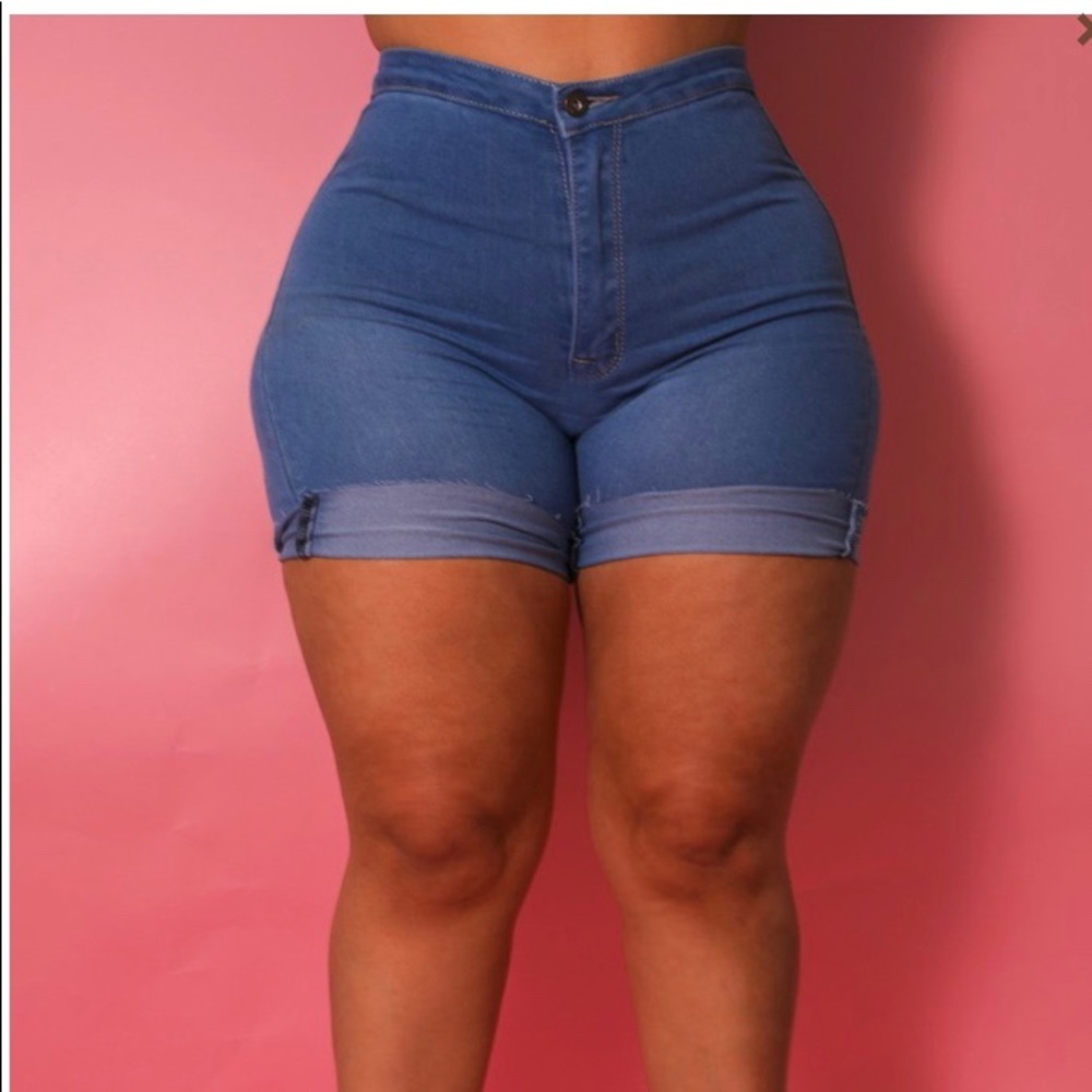 Babes and Felines Zoe Curvy Short in Plus Size 🤩